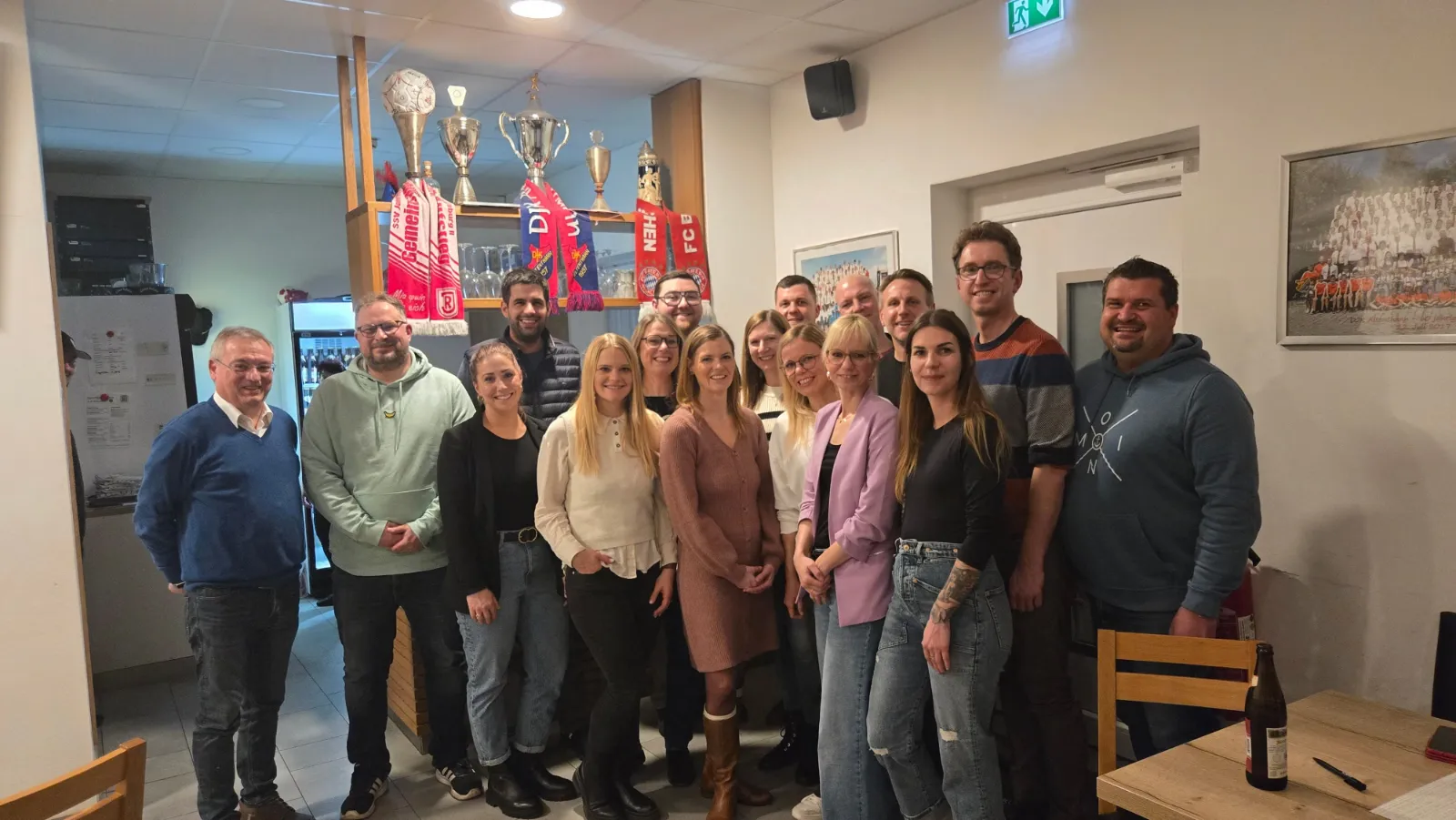 Gruppenfoto der Vorstandschaft des Altenthanner Eltern e.V. bei der Jahreshauptversammlung, rund zwanzig lächelnde Personen in einem Vereinsraum